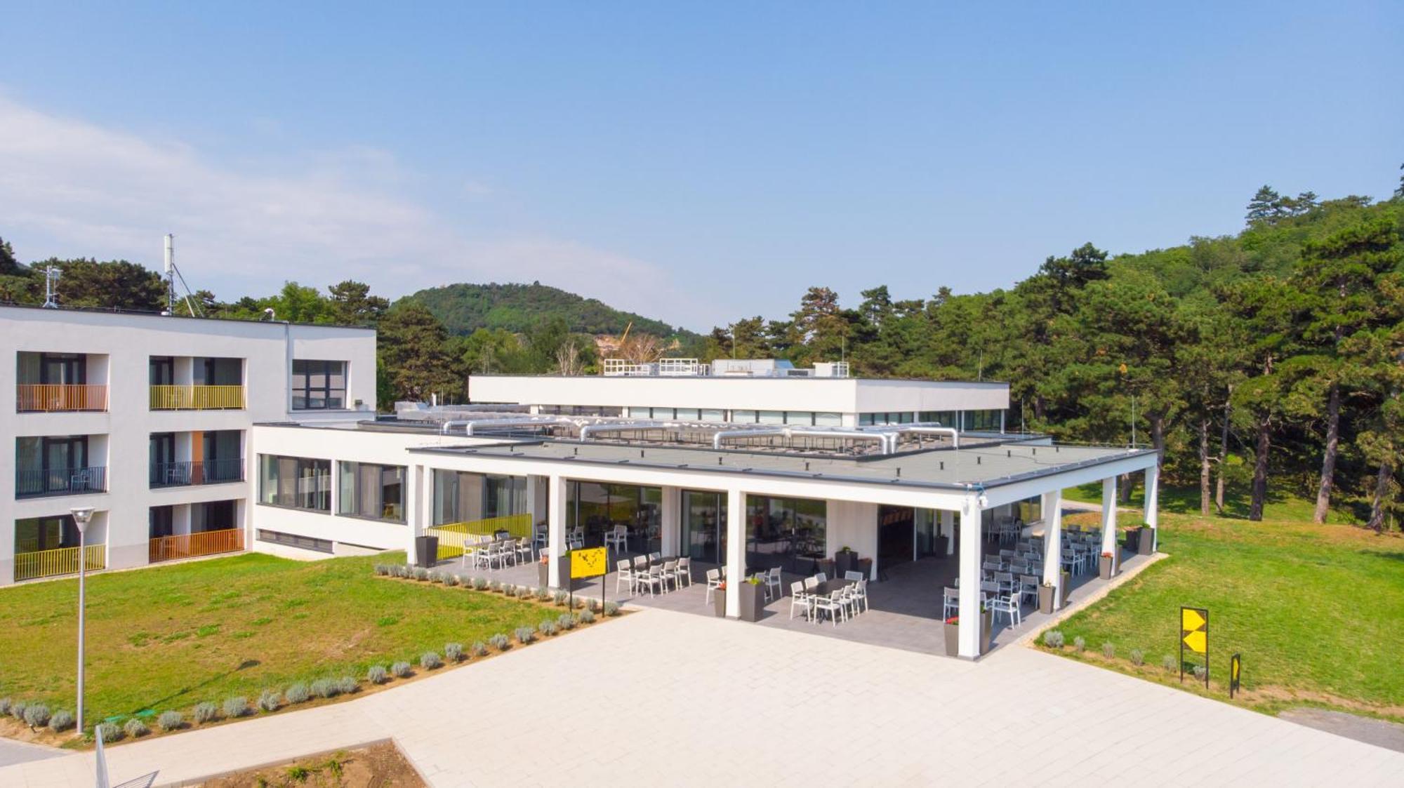 Rakoczi Hotel, Tabor Es Rendezvenykoezpont Шаторальяуйхей Экстерьер фото